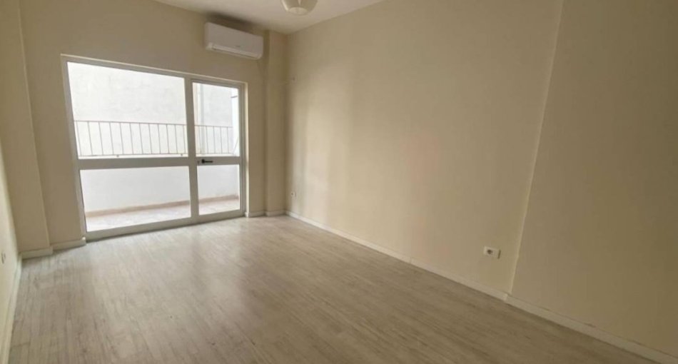 Tirane, jepet me qera zyre Kati 2, 128 m² 750 € (Rruga e Elbasanit)