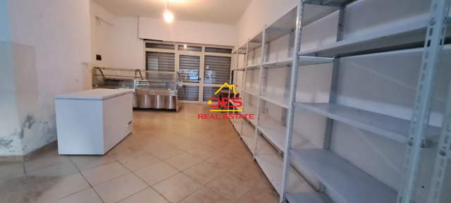 Vlore, jepet me qera ambjent biznesi Kati 0, 50 m² 25.000 Leke (Rruga Shyqeri Alimerka)