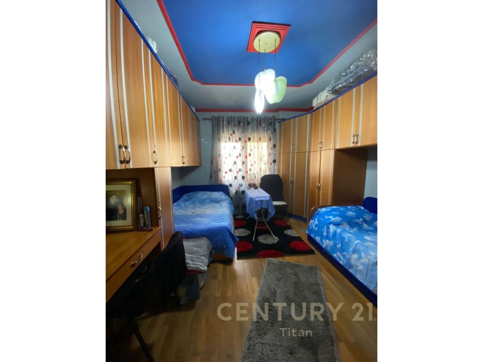 Tirane, shitet apartament 2+1 Kati 8, 140 m² 270.000 € (te Rruga e Kavajes , buze rruges kryesore prane Roza Blu)