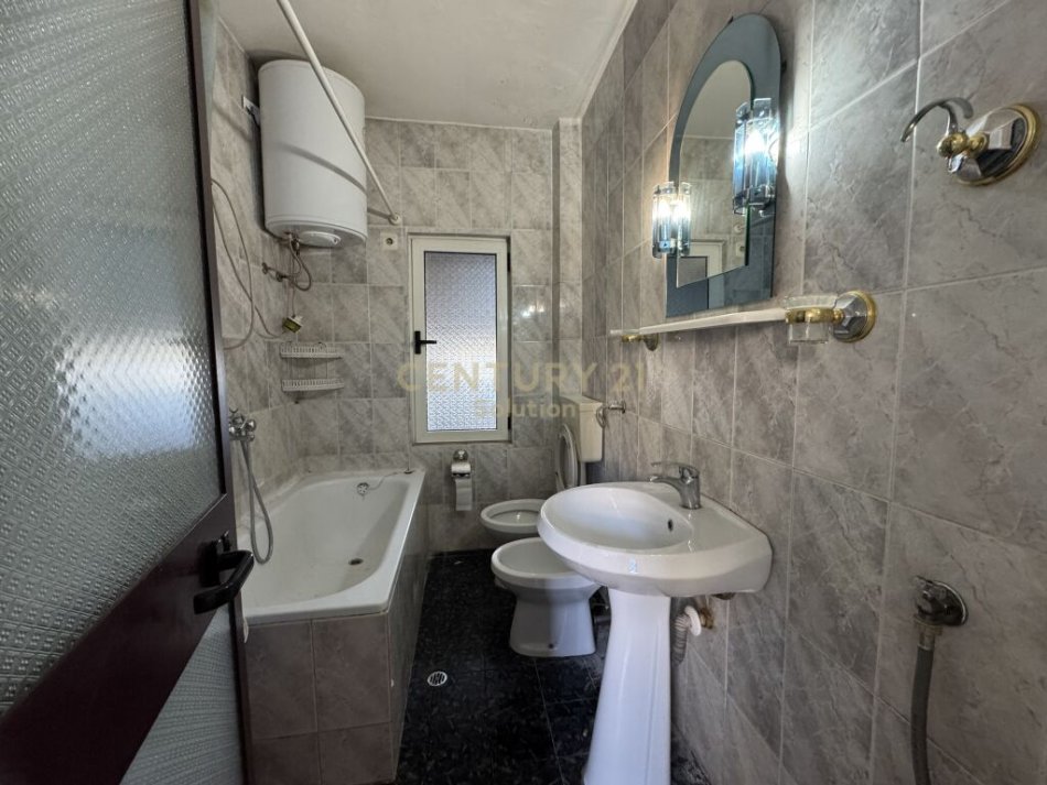 Tirane, shitet apartament 2+1 Kati 2, 73 m² 98.000 € (2+1 NE PORCELAN, Tek Universiteti Europian)