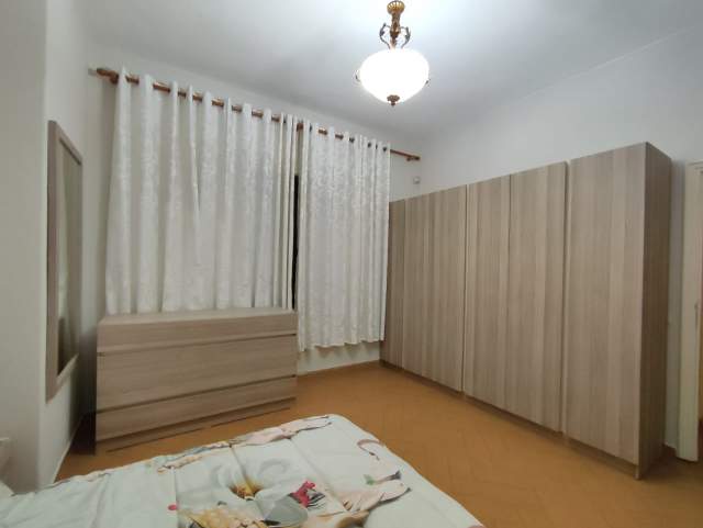 Tirane, jepet me qera apartament 4+1 Kati 4, 120 m² 550 Euro (blloku)