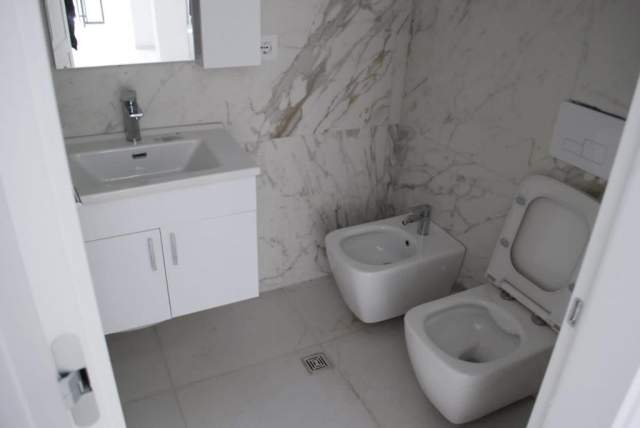Tirane, jepet me qera dyqan Kati 0, 74 m² 1.480 Euro (Rruga Hoxha Tahsim)