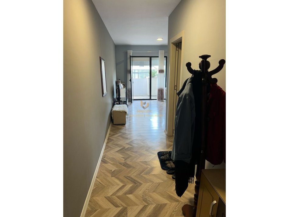 Tirane, shitet apartament 2+1+Ballkon Kati 1, 135 m² 202.500 € (rruga 5 maji)