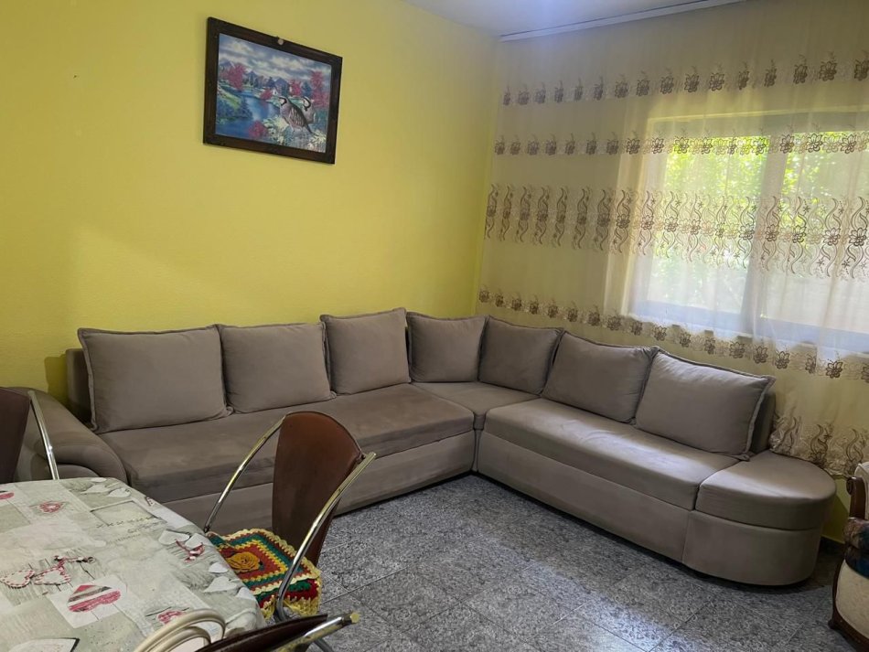 Tirane, jepet me qera apartament 1+1 Kati 1, 370 € (Rrugica Idajet Lezha)