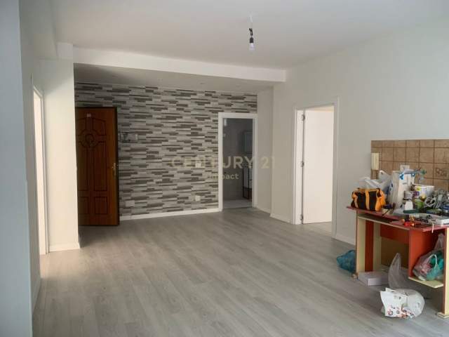 Japim me qira apartament 2+1 prane rruges se dibres! / 500€