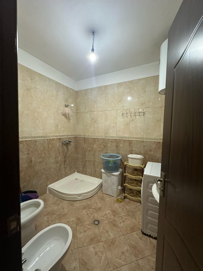 Tirane, jepet me qera apartament 1+1+Ballkon Kati 5, 350 € (Yzberisht Nela 6)