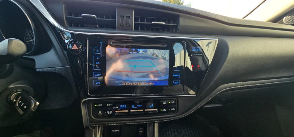 Tirane, shitet makine Toyota Auris Nafte, e bardhë manuale Kondicioner 135.000 km 8.500 €