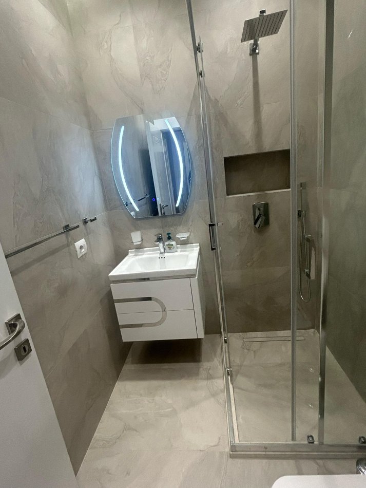 Tirane, jepet me qera apartament 2+1 Kati 7, 120 m² 1.200 € (qender)