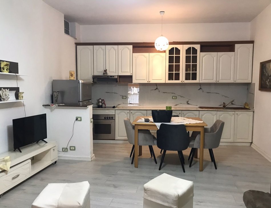 Tirane, jepet me qera apartament 1+1+Ballkon Kati 2, 75 m² 650 € (Qender)