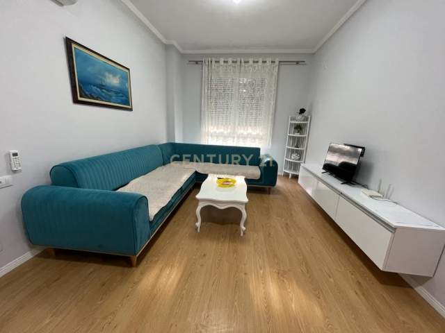 Tirane, jepet me qera apartament 1+1 Kati 2, 82 m² 450 Euro