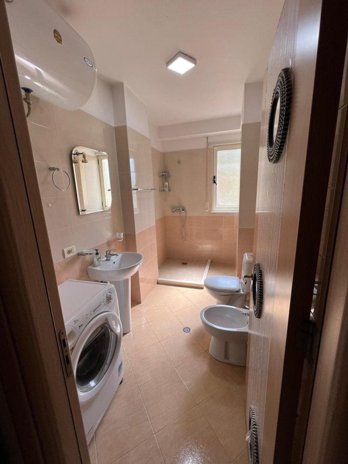 Tirane, jepet me qera apartament 1+1 Kati 2, 80 m² 550 € (liqeni i thate)