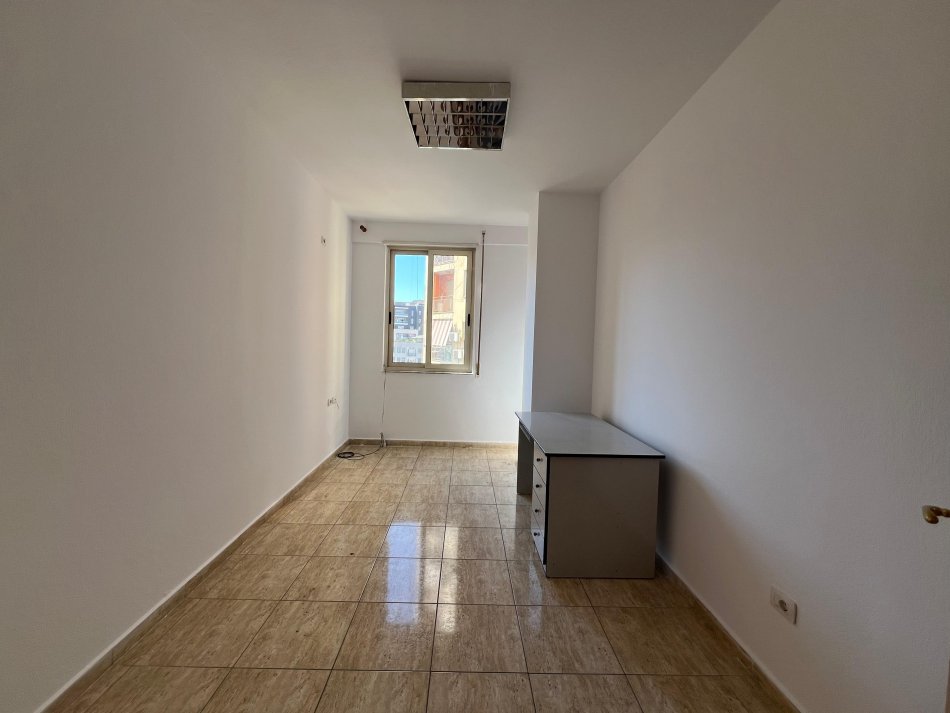 Tirane, jepet me qera apartament 2+1+Ballkon Kati 5, 100 m² 500 € (Selvia)
