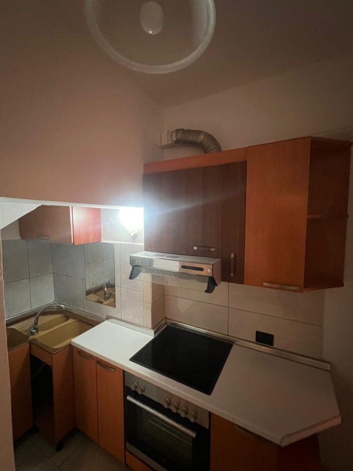 Tirane, jepet me qera apartament 1+1 Kati 1, 45 m² 300 € (Rruga e kavajes, prane Rosa Blu)