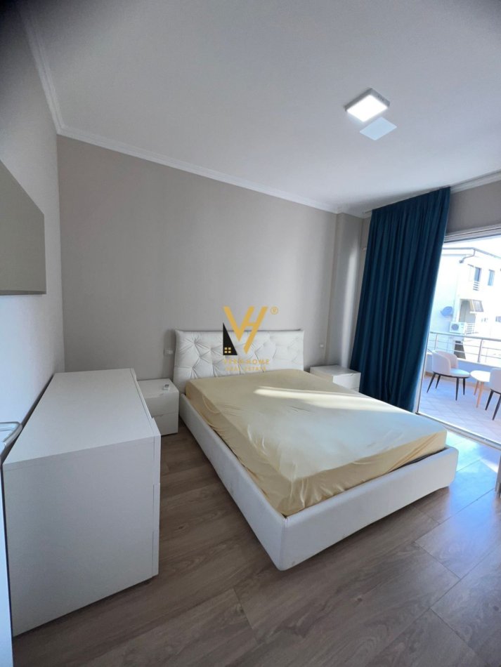 Tirane, jepet me qera apartament 3+1+Ballkon Kati 4, 120 m² 1.000 € (LIQENI I THATE)