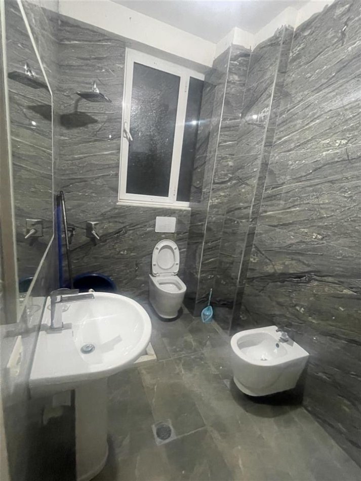Tirane, jepet me qera apartament 1+1+Ballkon Kati 3, 65 m² 350 € (Astir te 2 Palmat)
