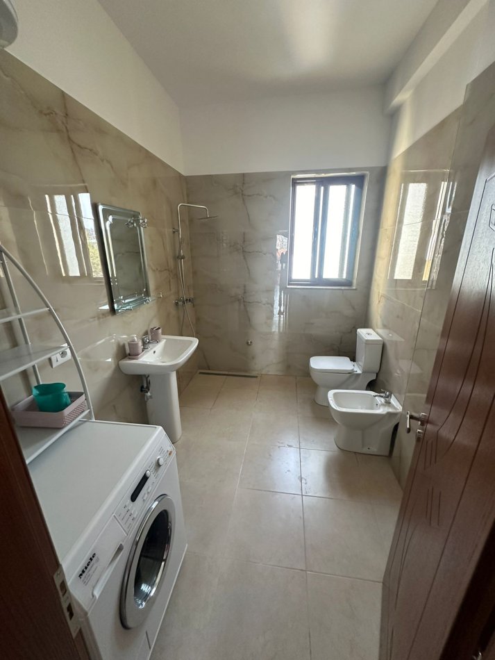Tirane, jepet me qera apartament 1+1 Kati 3, 70 m² 35.000 € (Tasim Shehu)