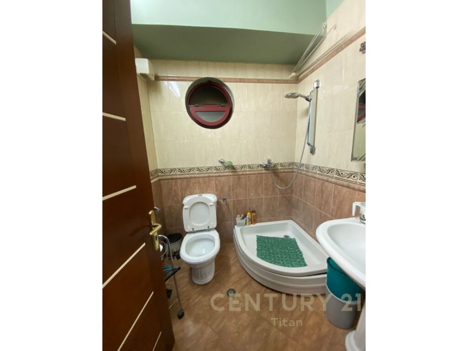 Tirane, shitet apartament 2+1 Kati 8, 140 m² 270.000 € (te Rruga e Kavajes , buze rruges kryesore prane Roza Blu)