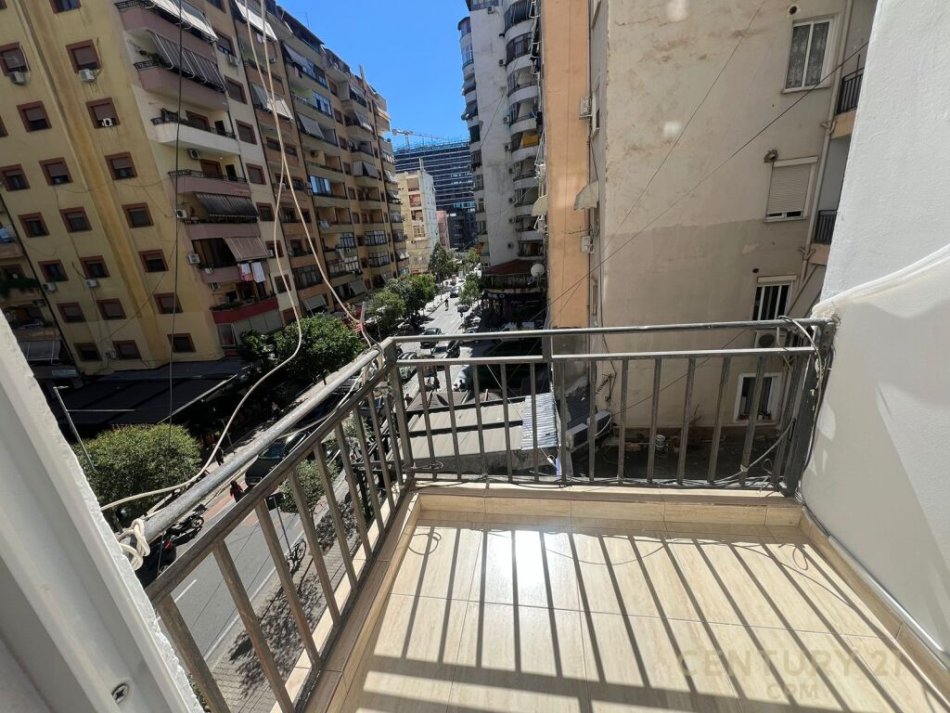 Tirane, jepet me qera apartament 1+1+Ballkon Kati 3, 64 m² 650 € (Komuna e Parisit, prane BKT)