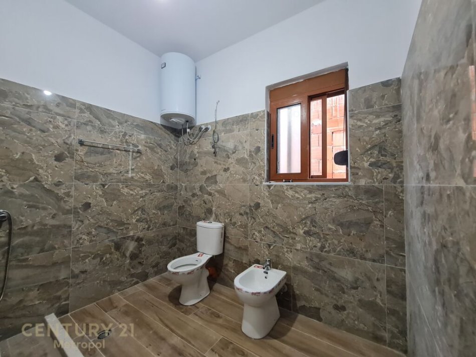 Tirane, jepet me qera 2+1+Ballkon Kati 3, 115 m² 550 € (Ofrohet për qira kati i tretë i një vile katërkateshe në zonën e Astirit)