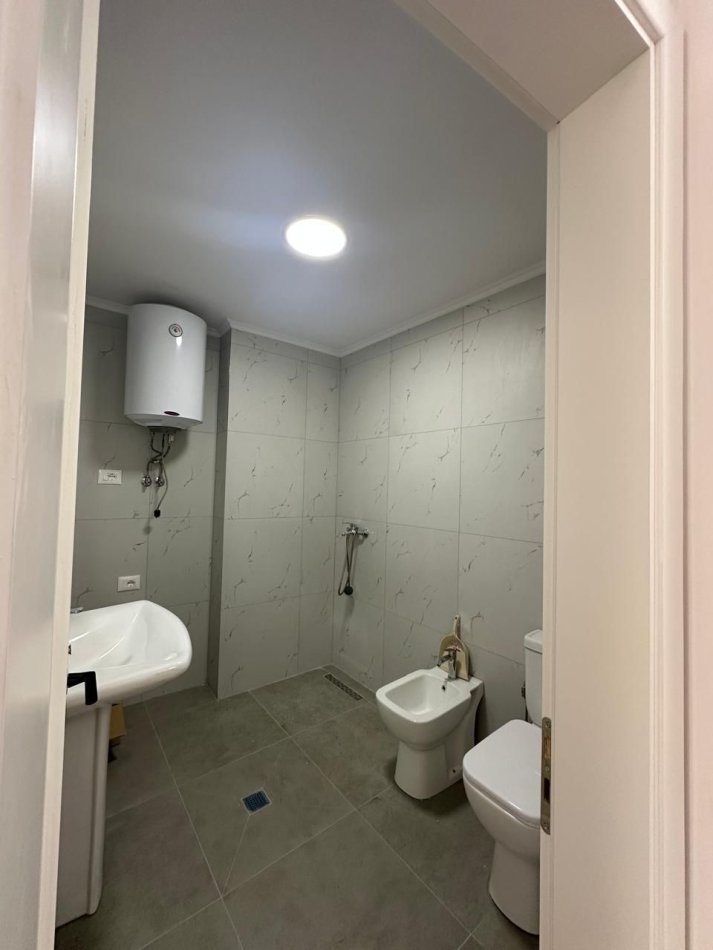 Tirane, shitet apartament 2+1+Ballkon Kati 4, 86 m² 133.000 € (Rruga Aleksandri)