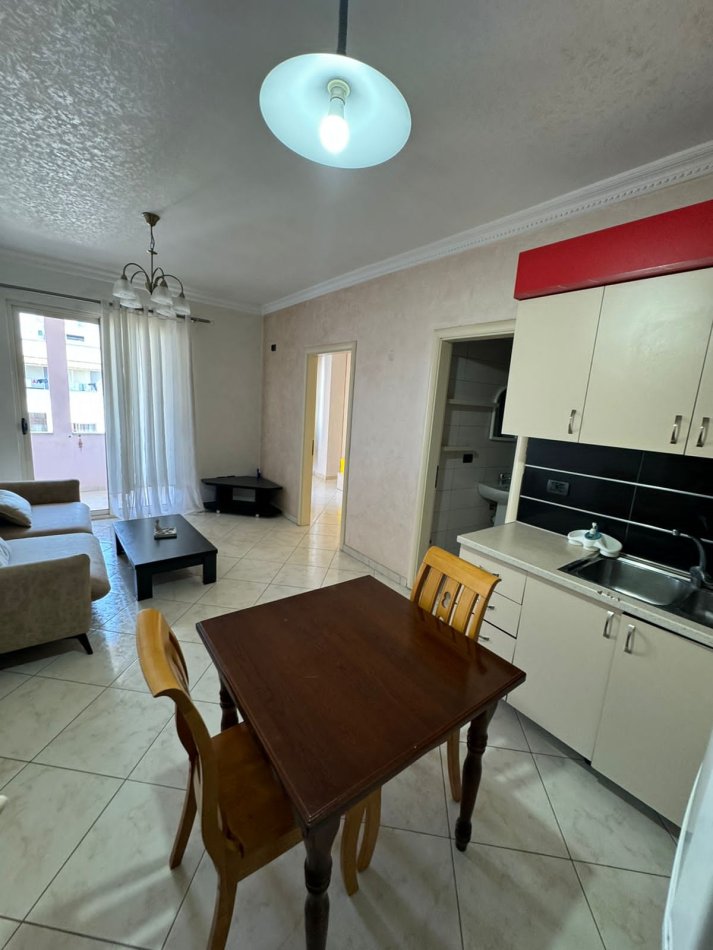 Tirane, jepet me qera apartament 1+1+Ballkon Kati 7, 60 m² 380 € (Astir , Vila L1 , rruga Loni Ligori prane pasticeri Nela 5)
