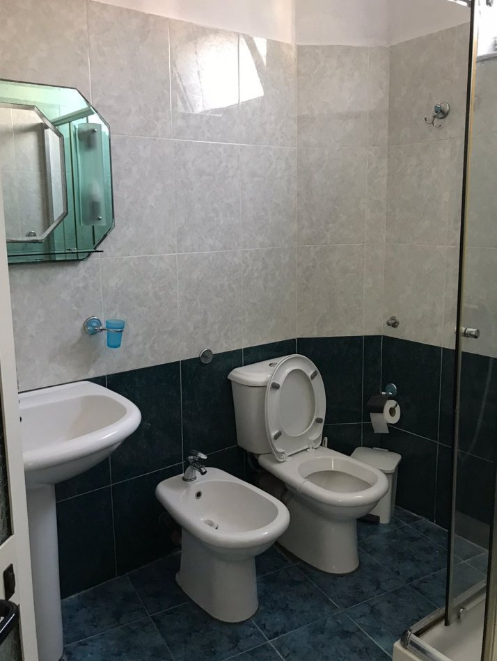 Tirane, jepet me qera apartament 1+1+Ballkon Kati 2, 75 m² 650 € (Qender)