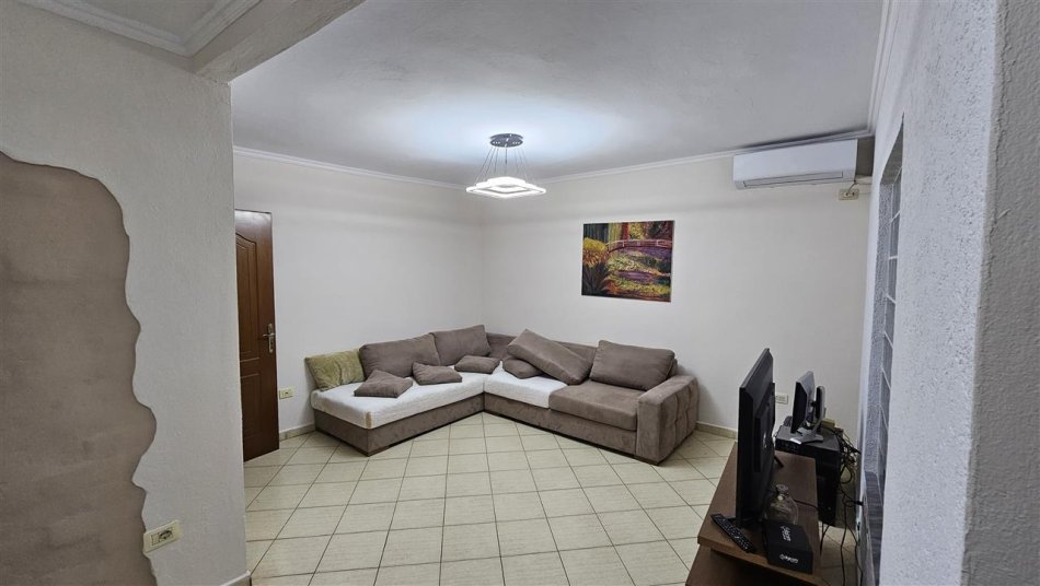 Tirane, jepet me qera apartament 2+1 Kati 4, 70 m² 550 € (rruga Ferit Xhajko prane Market Spar)
