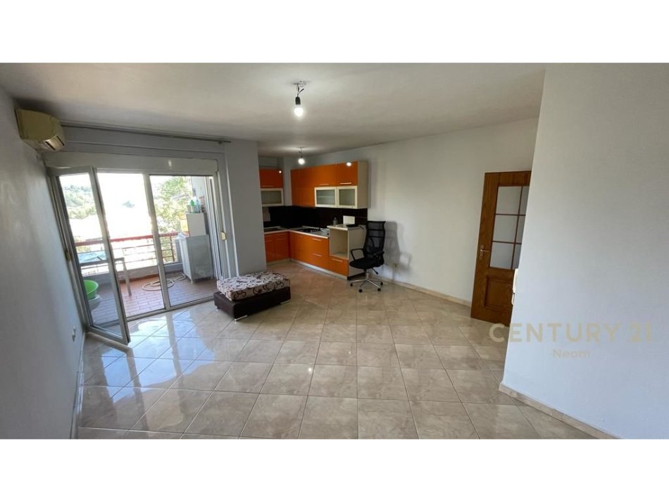 Tirane, jepet me qera apartament 2+1 Kati 3, 105 m² 500 € (Liqeni i Thatë)