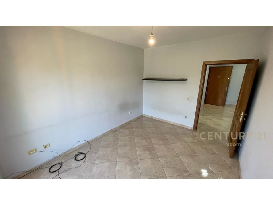 Tirane, jepet me qera apartament 2+1 Kati 3, 105 m² 500 € (Liqeni i Thatë)