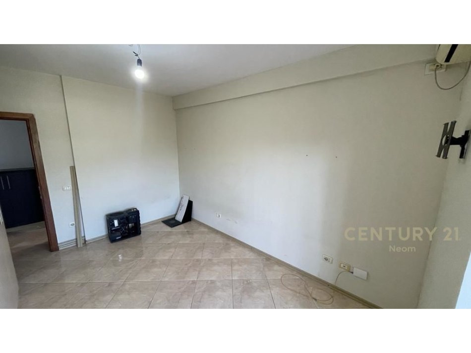 Tirane, jepet me qera apartament 2+1 Kati 3, 105 m² 500 € (Liqeni i Thatë)
