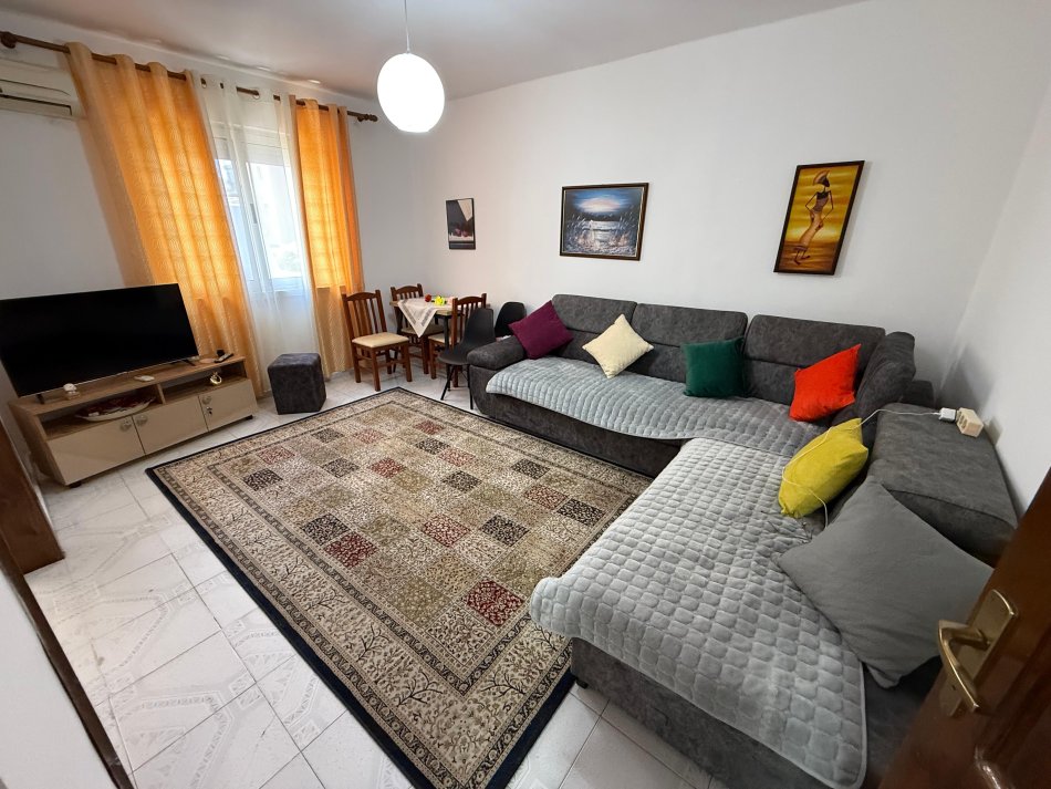 Tirane, jepet me qera apartament 2+1 Kati 5, 85 m² 450 € (ish parku i autobuzave)