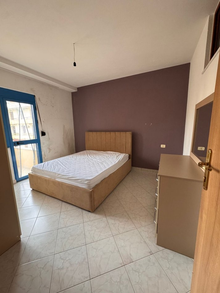 Durres, jepet me qera apartament 2+1 Kati 2, 90 m² 300 € (Golem)