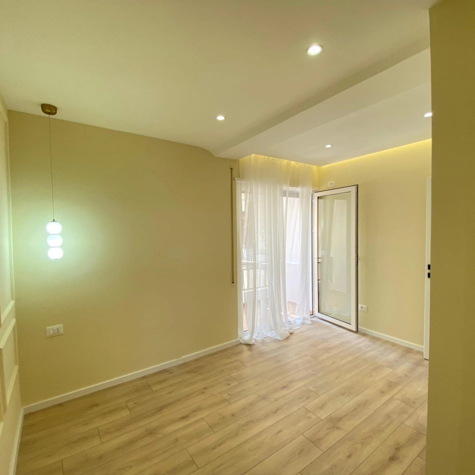 Tirane, shitet apartament 1+1+Aneks+Ballkon Kati 2, 56 m² 119.500 € (komuna e parisit, queen hotel)