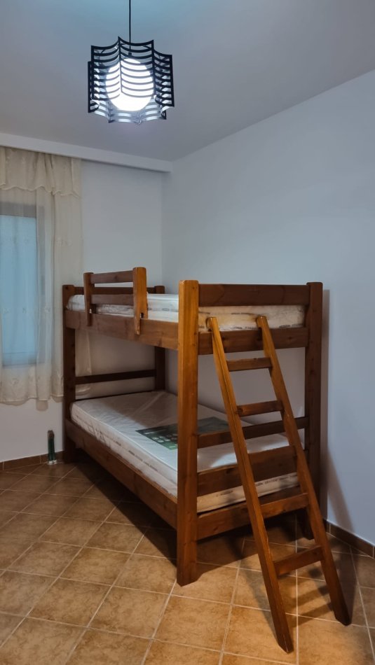 Tirane, jepet me qera apartament 2+1 Kati 1, 94 m² 400 € (Fresk)