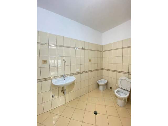 Tirane, jepet me qera ambjent biznesi 135 m² 600 Euro (Liqeni i Thate)