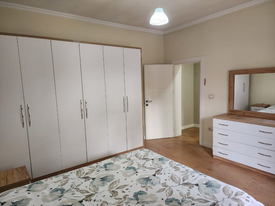Tirane, jepet me qera 2 Katshe Kati 2, 300 m² 1.500 € (Blloku i vilave Selite)