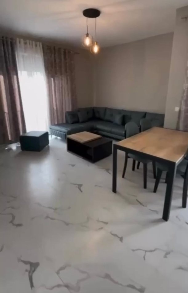 Tirane, jepet me qera apartament 1+1+Ballkon Kati 3, 60 m² 400 € (rruga Xhanfize Keko)