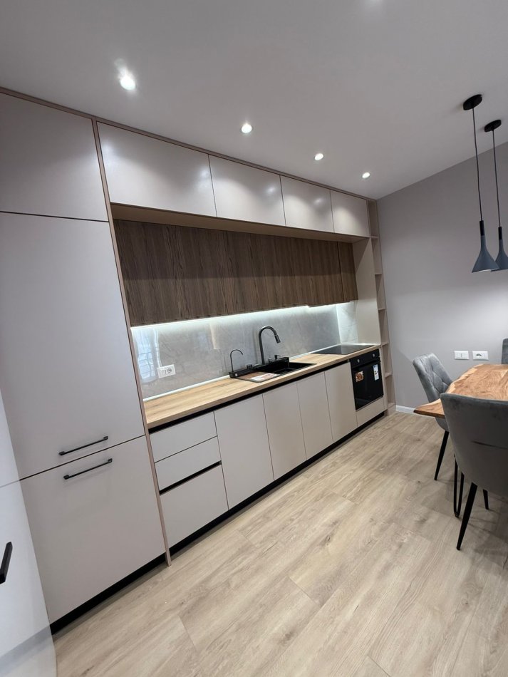 Tirane, jepet me qera apartament 1+1 Kati 8, 70 m² 450 € (yzberisht)