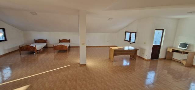 Durres, jepet me qera Vile 365 m² 600 Euro