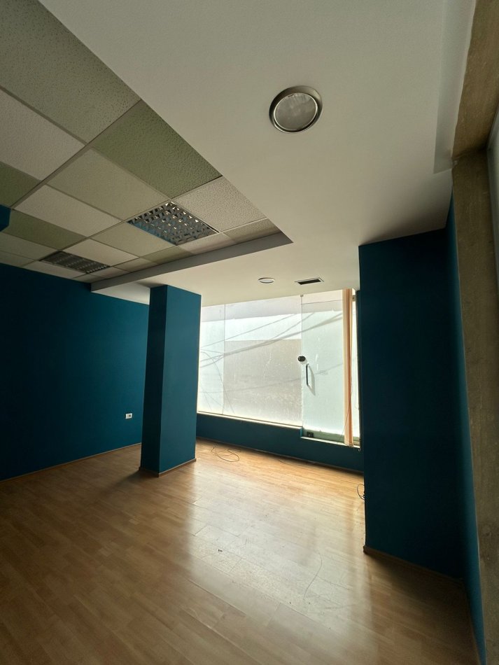 Tirane, jepet me qera zyre Kati 0, 50 m² 400 € (Prane Prokurorise)