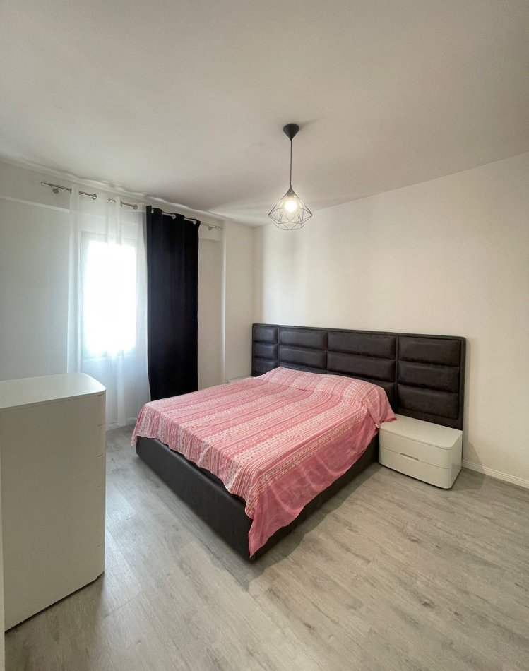 Tirane, jepet me qera apartament 1+1+Ballkon+ Post Parkimi,  Kati 5, 60 m² 550 € (Perball Hipoteks)