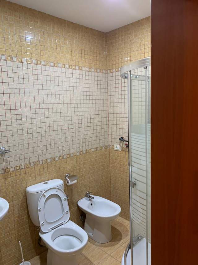 Tirane, jepet me qera apartament 3+1+BLK Kati 9, 138 m² 1.200 Euro (Rruga e Barrikadave)