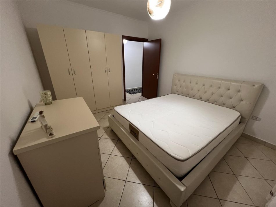Tirane, jepet me qera apartament 2+1 Kati 4, 95 m² 600 € (komuna e parisit)