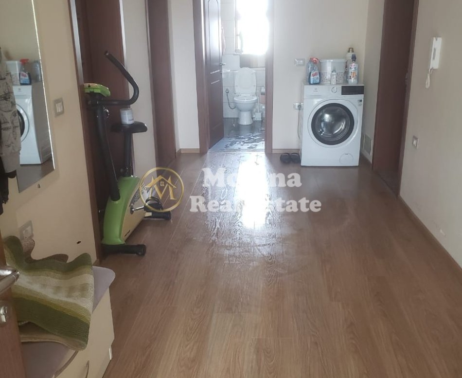 Tirane, shitet Vile Kati 1, 499 m² 330.000 € (Rruga Mihal Grameno/Tregu Elektrik)
