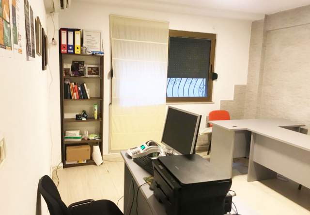 Tirane, jepet me qera ambjent biznesi 150 m² 900 Euro