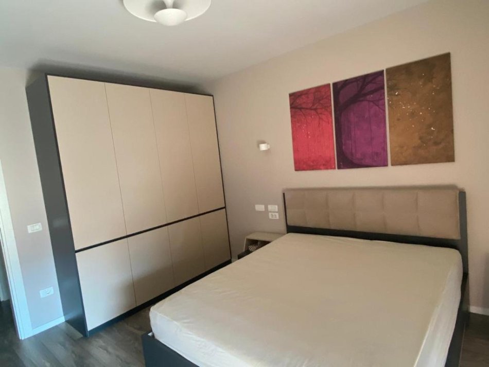 Tirane, shitet apartament 1+1+Ballkon Kati 7, 650 m² (Rruga e kavajes , kompleksi delijorgji)