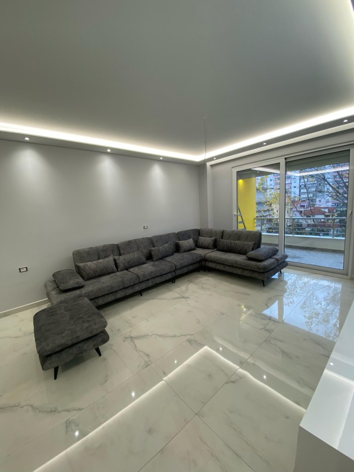 Tirane, jepet me qera apartament 2+1 Kati 3, 95 m² 700 € (ish fusha e aviacionit)