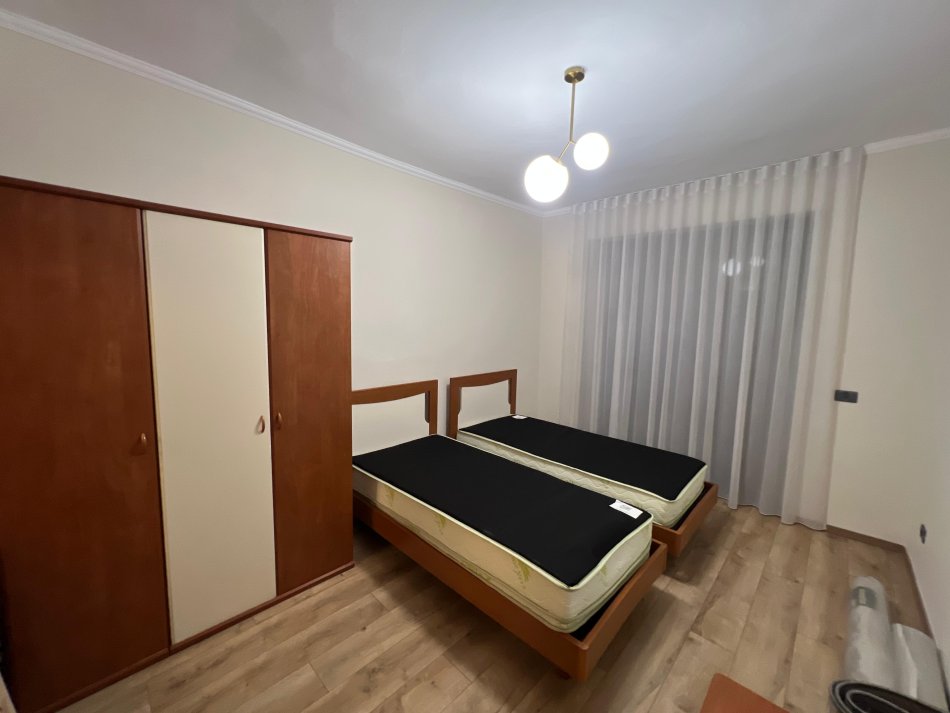 Tirane, jepet me qera apartament 3+1 Kati 3, 105 m² 650 € (rruga e kavajes)
