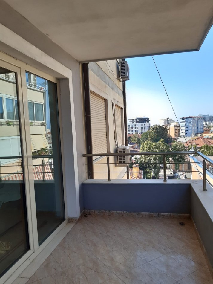 Tirane, jepet me qera apartament 2+1+2+Ballkon Kati 5, 92 m² 650 € (Rr. Islam Alla)