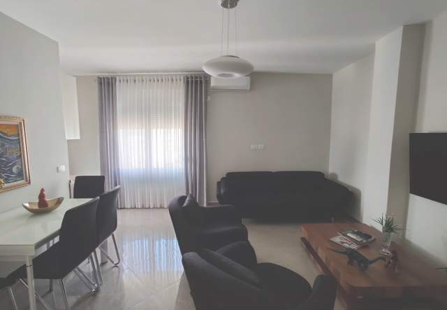 Tirane, jepet me qera apartament 65 m² 450 Euro